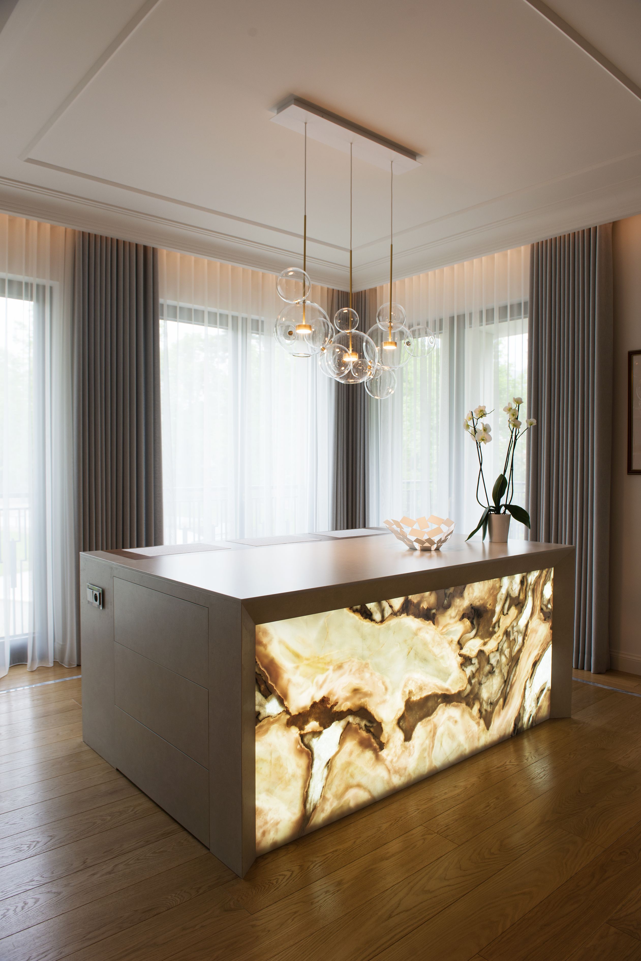 Pan inwestor jest miłośnikiem onyksu. Nie mogło go więc zabraknąć w tej realizacji. Użyłyśmy tego pięknego kamienia, podświetlając go na wyspie. Efekt jest piorunujący.